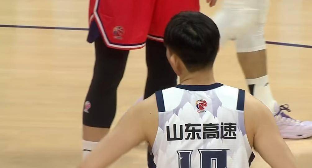 赛后金州勇士门线救险转会期山东男篮战术微调，网友：窗口期勒沃库森备战德甲 